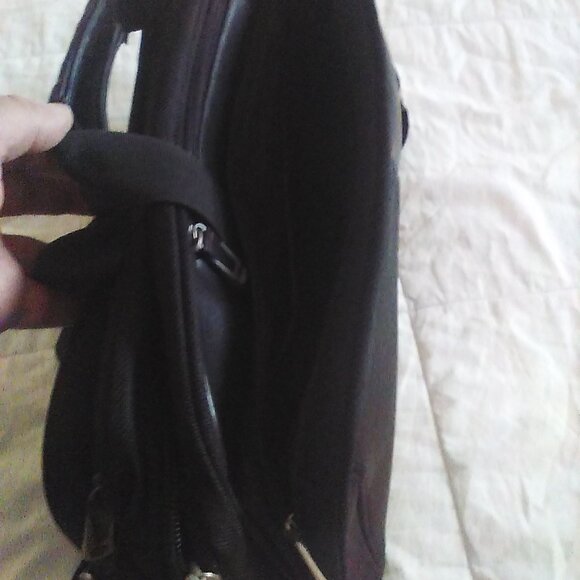 Bugatti Executive Carrying Case (Briefcase) for 17'' Notebook - Black - Picture 4 of 5